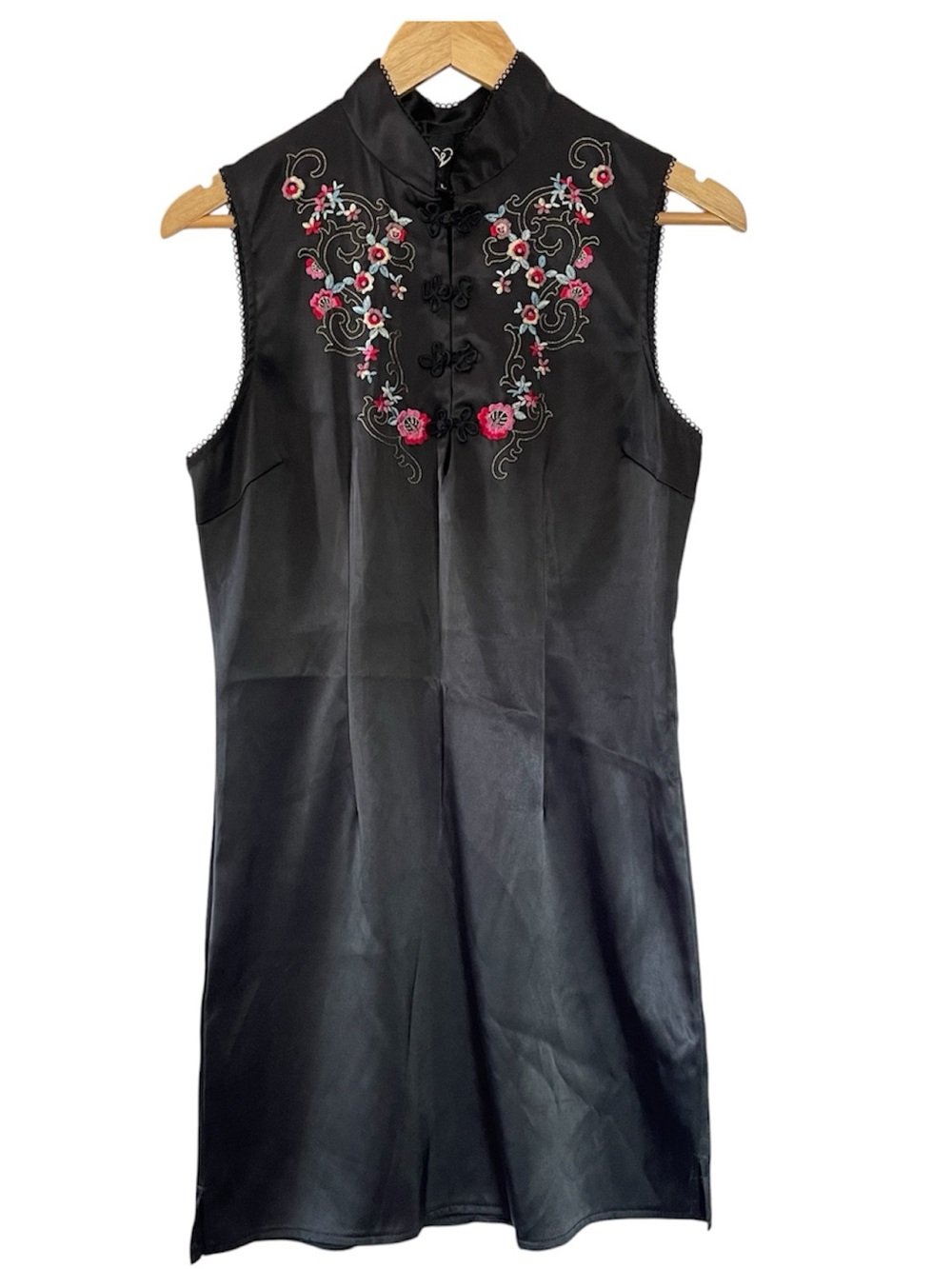 Windsor Black Sleeveless Embroidered Cheongsam Midi